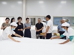 带领客户参观生产线