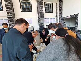 带领客户参观原料基地